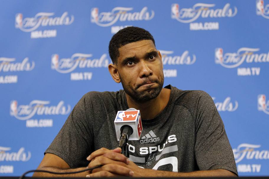Tim Duncan sembra trattenere il sorriso in conferenza stampa. Action Images